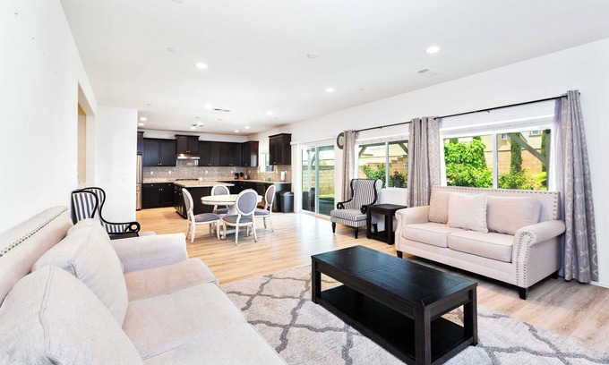 Ontario House | Charming Villa Retreat on Bennington - A Perfect Getaway Awaits You Here #41282