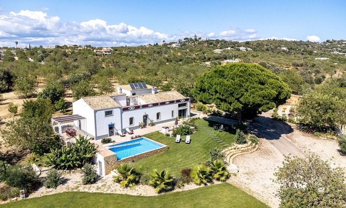 Loule Villa | Charming "Villa Rodrigues" with Air Conditioning, Wi-Fi, Pool & Garden