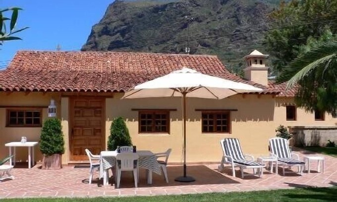 Los Silos Villa | Charming Villa with garden full of flowers located in Los Silos, north Tenerife
