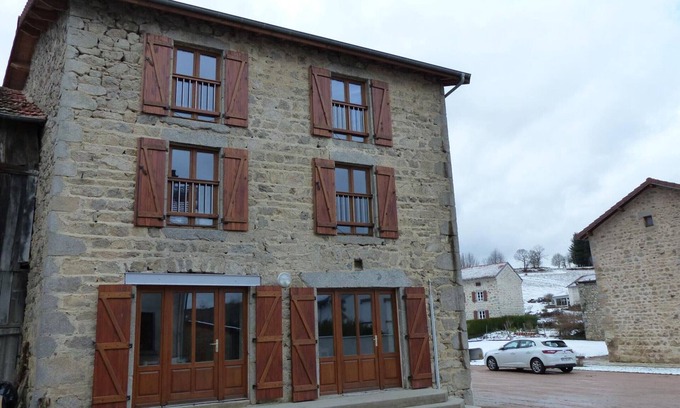 La Guillermie Cottage | Charming Village Retreat: Historic Atelier with Modern Comforts, Garden & Terrace in La Guillermie