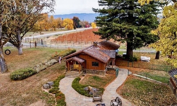 Roseburg House | Charming Vineyard Estate