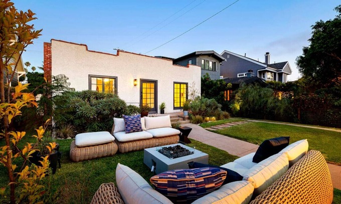 Venice House | Charming Walk Street Home - A Venice Beach Hideaway