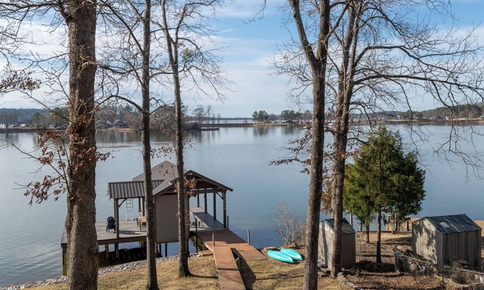 Cropwell House | Charming waterfront home with beautiful panoramic views!