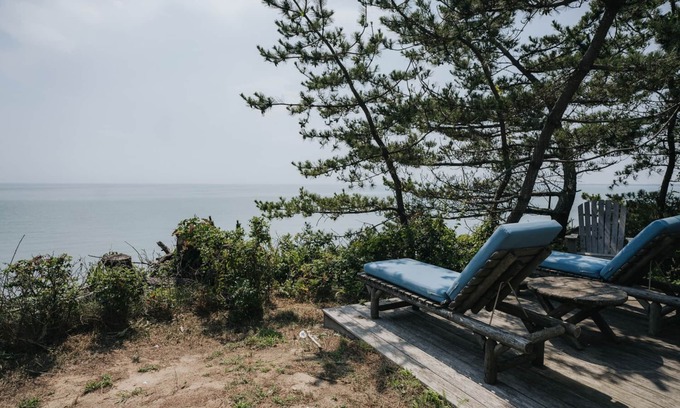 North Truro Cottage | Charming Waterfront Artist Cottage