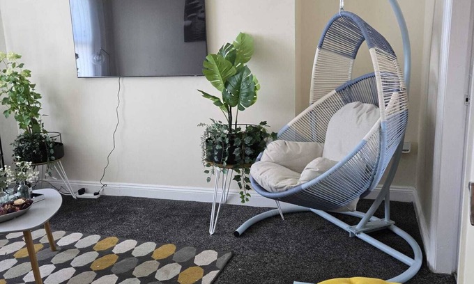 Wolverhampton Apartment | Charming Wolverhampton Apartment With Private Entrance