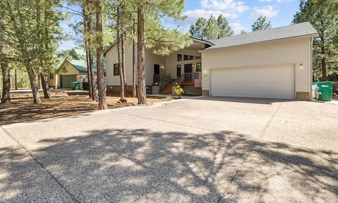 Show Low House | Charming Woodland 3BR Retreat | Sleeps 10