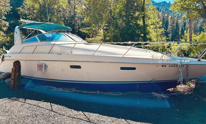 New Meadows Boat Rental | Charming Yacht docked on the Little Salmon River Near Riggins