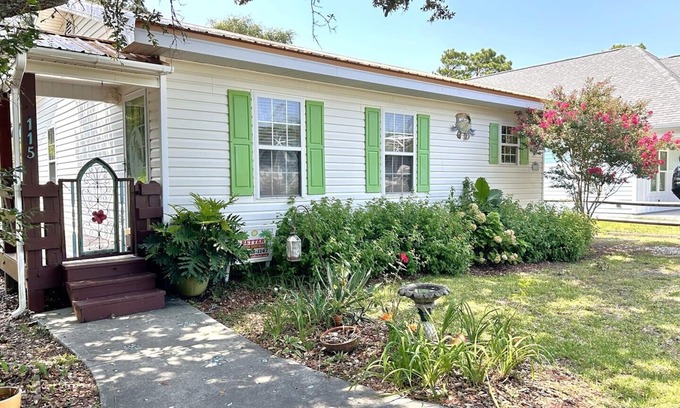 Tranquil Harbour House | Charmingly Beautiful, 2 Bdrm/1 Bath Home -Sleeps 4