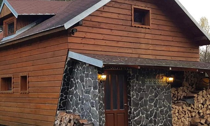 Valaska House | Chata pod skalou