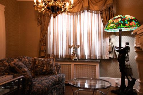 Connellsville Hotel | Chateau Connellsville Victorian Era Suite