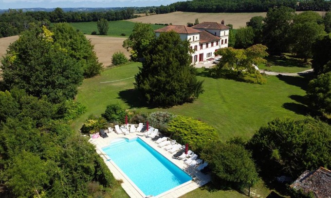 Serignac-Peboudou Bed & Breakfast | Chateau des Mautors