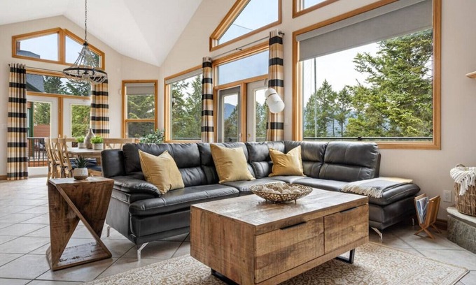East Kootenay Apartment | Chateau Lawrence | Pool Table | Kids` Gaming Room