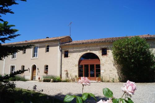 Saint-Pierre-d'Aurillac Bed & Breakfast | Chateau Le Livey