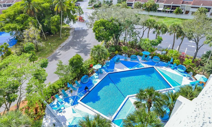 Inverrary Hotel | Chateau Mar Golf Resort, Trademark Collection by Wyndham
