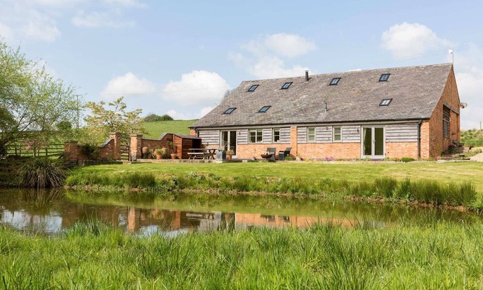 East Norton House | Chater Barn Summary: