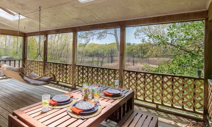 Chatham House | Chatham Getaway w/ Screened Porch!