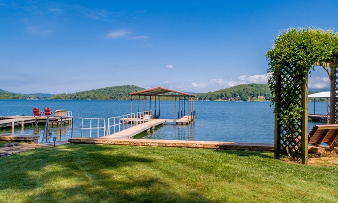 Hiawassee House | Chatuge Lakefront Home, Premium Lot with Amazing Lake & Mtn Views 5 min to Town