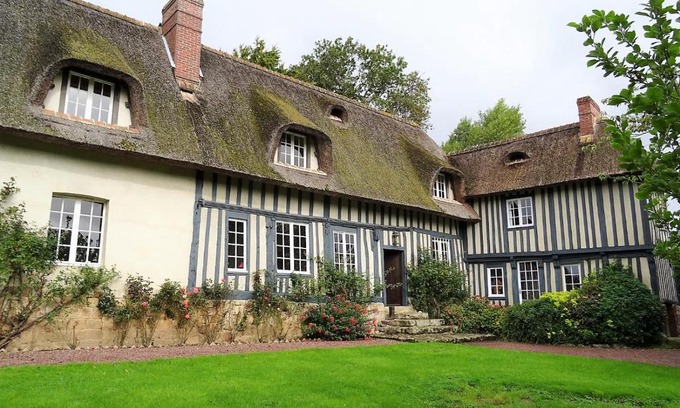 Saint-Pierre-le-Vieux House | Chaumiere Bleue