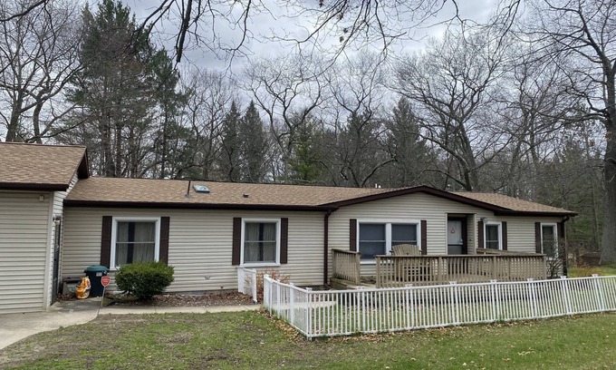 Port Austin Cabin | Cheap Cabin Near Oak Beach for longer stays. As low as 75 per night!