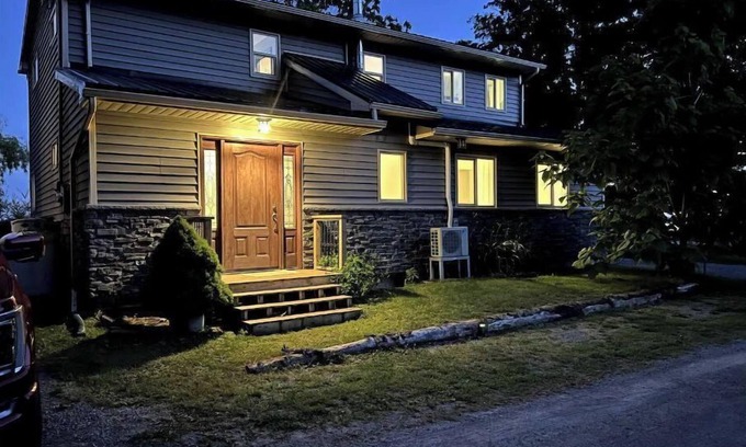 Quinte West House | Cheerful 2-bedroom Waterfront Cottage