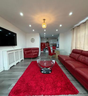 Lacey Green House | Cheerful 2 Bedroom Bungalow fully Furnished