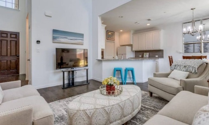 Plano House | Cheerful 2 bedroom townhouse modern and cozy