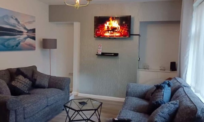 Newark upon Trent House | Cheerful 3 Bedroom Apartment