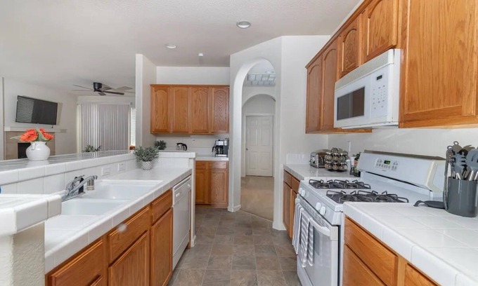 North Natomas House | Cheerful 3-Bedroom Home close to Airport/downtown