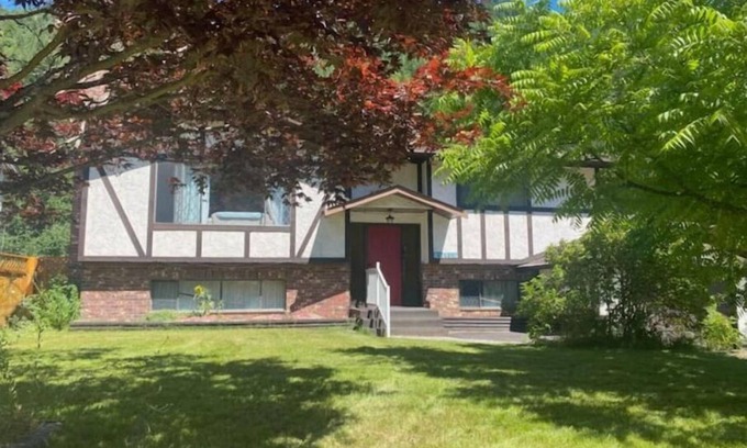 Boston Bar Cottage | Cheerful 4 bedroom cottage in the Fraser Canyon