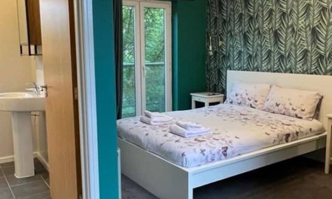 Salford House | Cheerful 4-bedroom house with multiple car parking