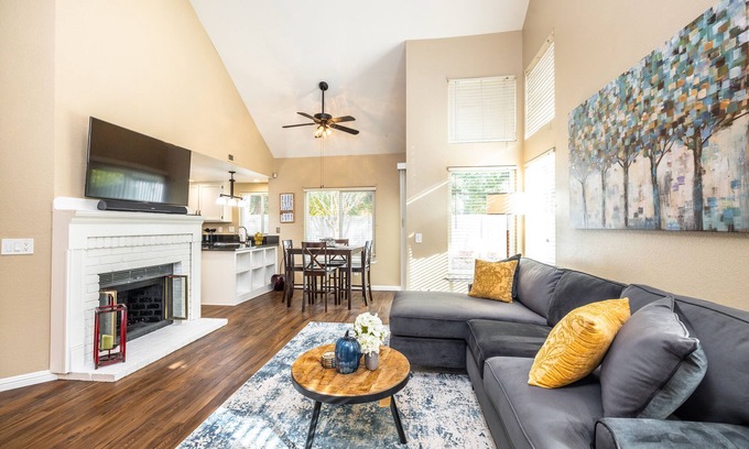 South Natomas House | Cheerful 4BR Home W/Washer & Dryer + Fireplace