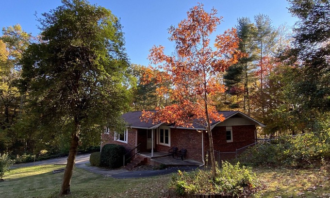 Pisgah Forest House | Cheerful Brevard home fenced yard on quiet acre