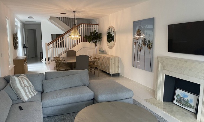 Colee Hammock House | Cheerful Comfy 3 Bedroom Town House at Las-Olas