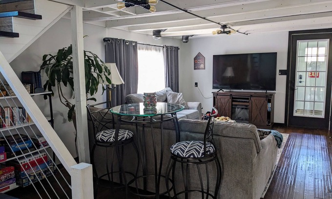Buckeye Lake Cottage | Cheerful & cozy 3 bedroom cottage near lake with hot tub