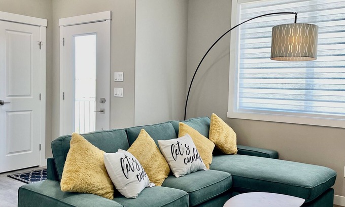 Calgary House | Cheerful entire 3 bedroom house with parking and amenities!