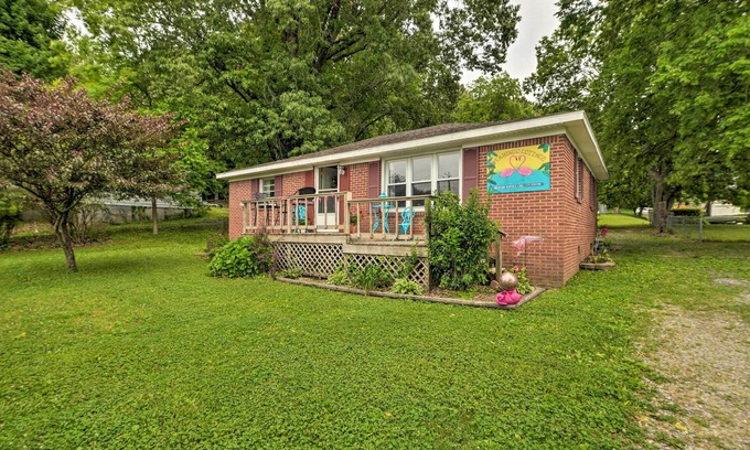 Grand Rivers Cottage | Cheerful Grand Rivers Cottage, 1/2 Mi to Lake