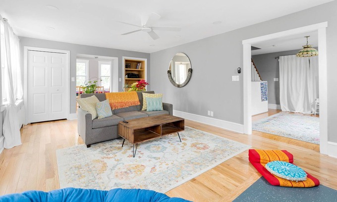Wilmington House | Cheerful house, big yard, large groups welcome