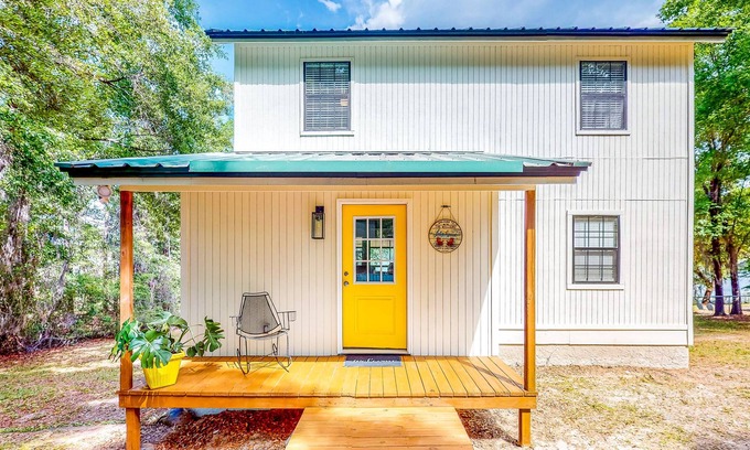 Chipley House | Cheerful lake house with a large deck, kayaks, washer/dryer, and central AC