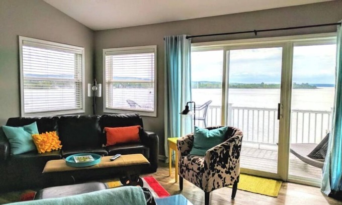 Onekama Condo | Cheerful Lakefront Condo Between 2 Lakes