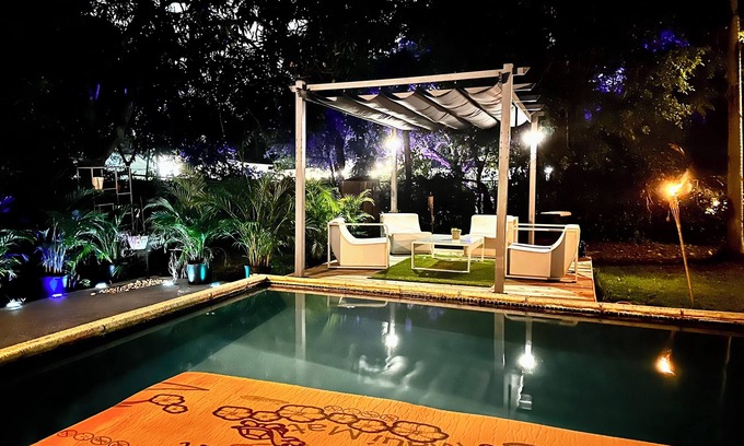 Golden Glades House | Cheerful Villa with Pool