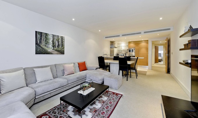 Queenstown Apartment | Chelsea Bridge Wharf, by Veeve