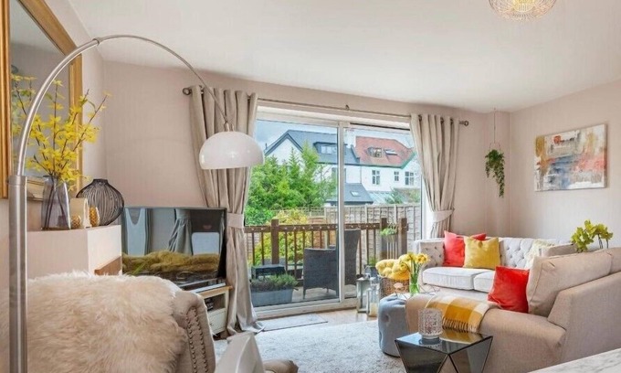 Cheltenham House | Cheltenham 'Hidden Gem' with Parking, Walk to Town