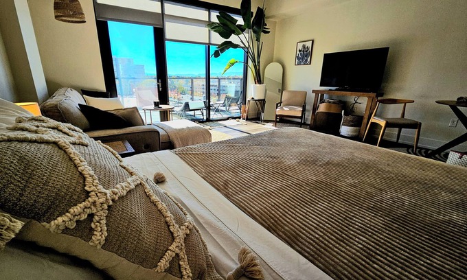 Cherry Creek Apartment | Cherry Creek Rooftop Oasis- Pool, Hot Tub and breathtaking Mountain View’s