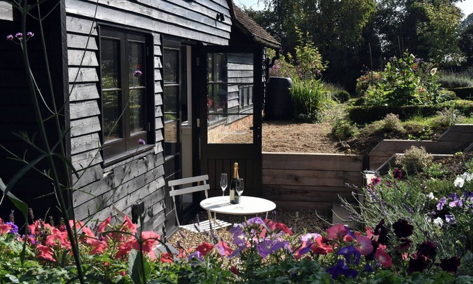 Maidstone Cottage | CHERRY ORCHARD FARM, with a garden in Wateringbury