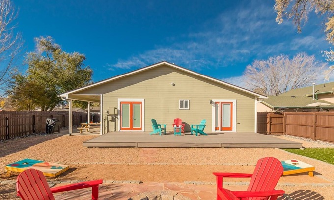 Fruita House | Cherry Pie: Stylish Stay Near Trails & Downtown