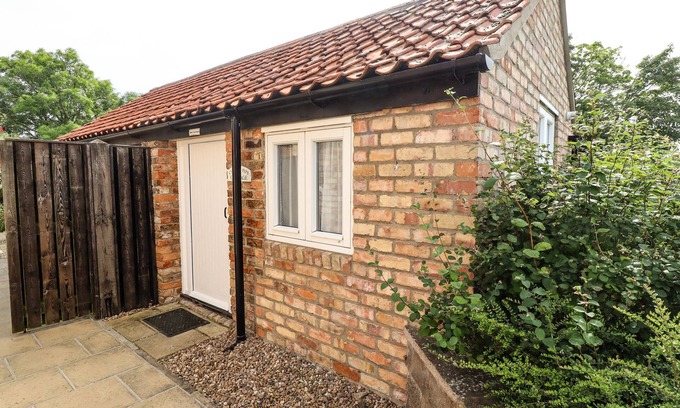 Louth Cottage | CHERRY PIPS, pet friendly, with a garden in Saltfleetby