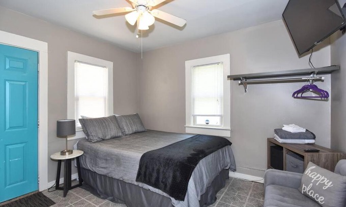 Cherry Street House | CHERRY ST LITTLE LOVE HOUSE* SHOP*DINE* RT 66*EXPO CENTER*BOK*DOWNTOWN