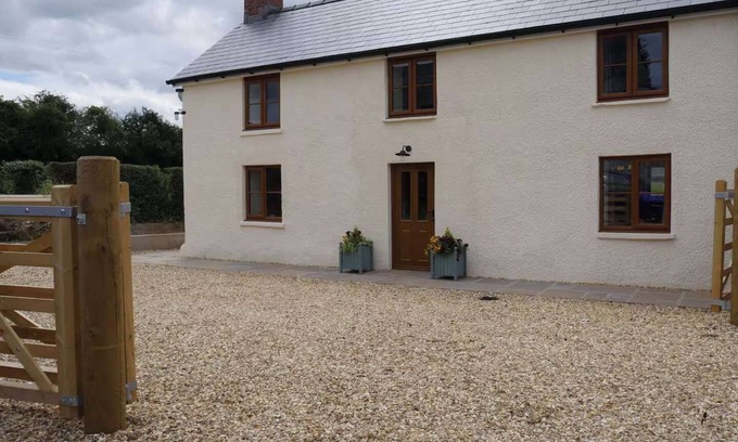 Hay on Wye House | Cherry Trees - 2 bedrooms -Pets Ok - woodburner