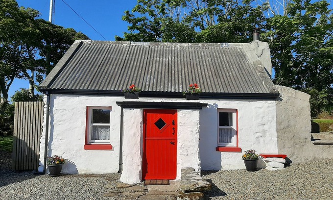 Ballyliffin Cottage | CherryTreeCottage - Cosy 19thCentury/Pet Friendly