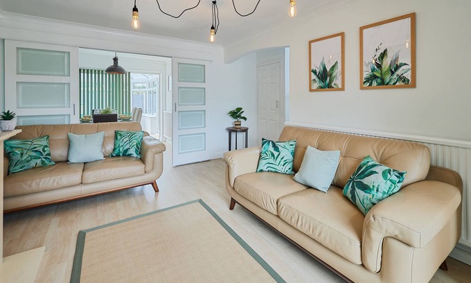 Blacon House | Chester home only 2km from famous Races and Roman City, sleeps 6 by Restfully